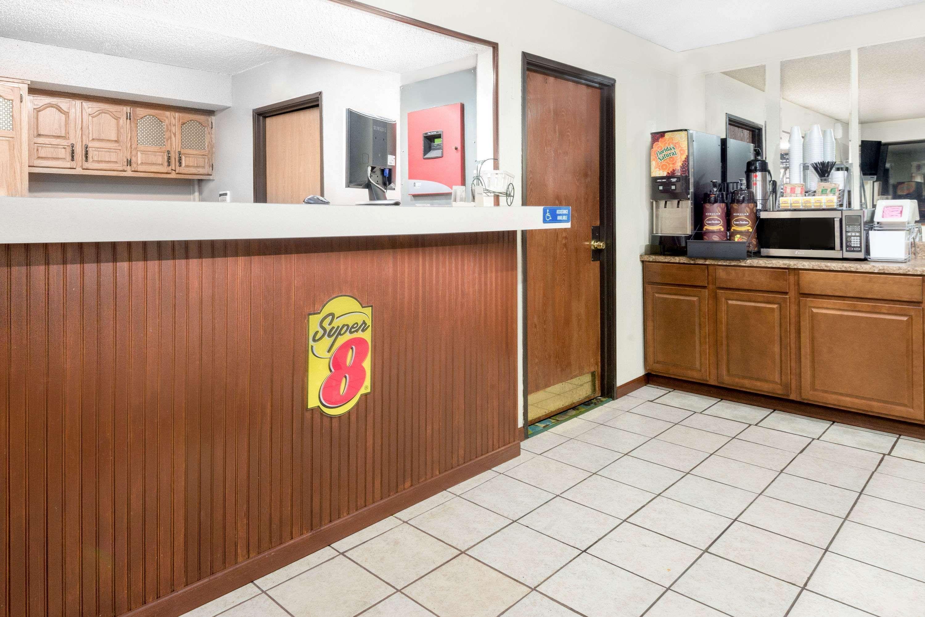 Super 8 By Wyndham Kent/Akron Area Buitenkant foto