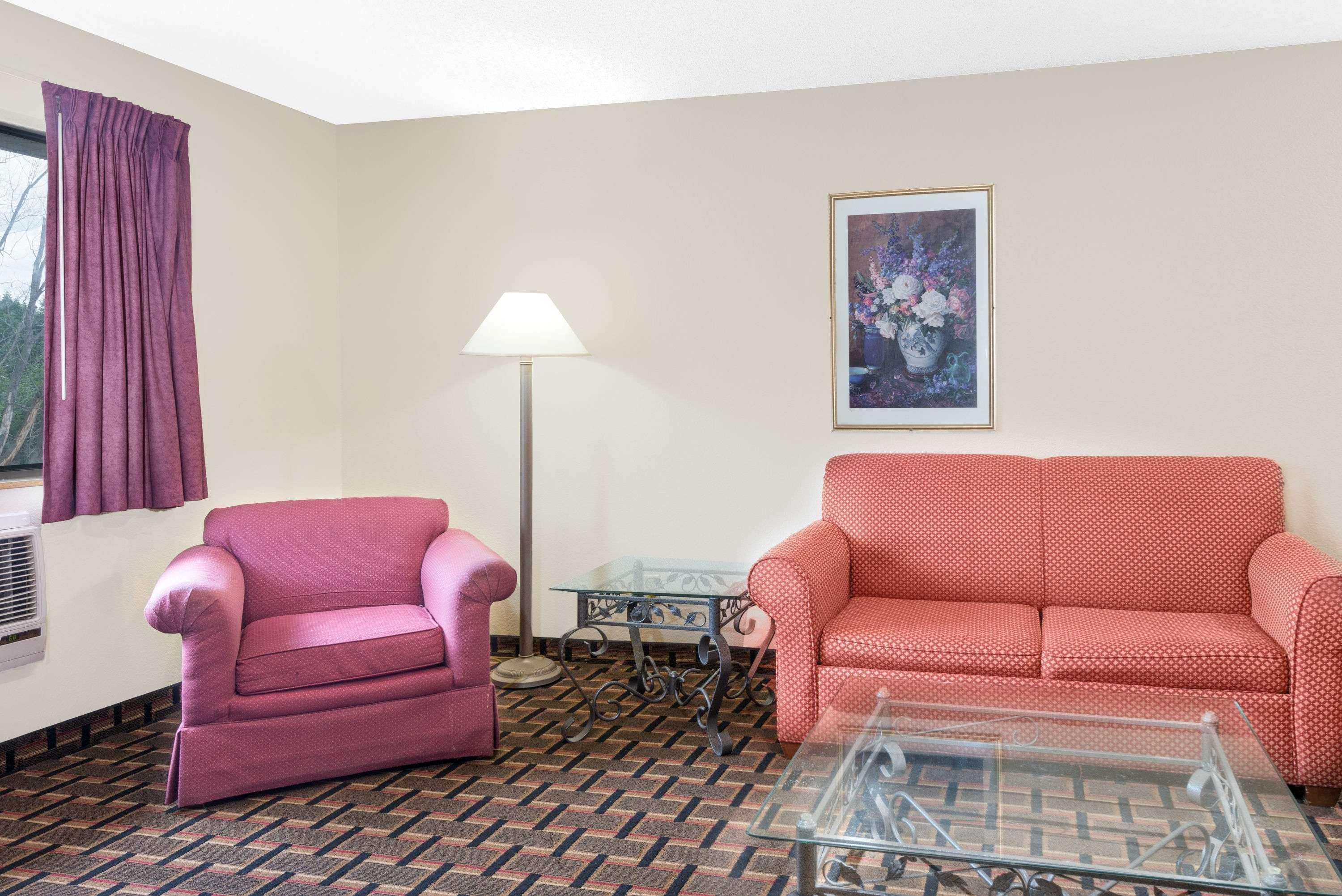Super 8 By Wyndham Kent/Akron Area Buitenkant foto