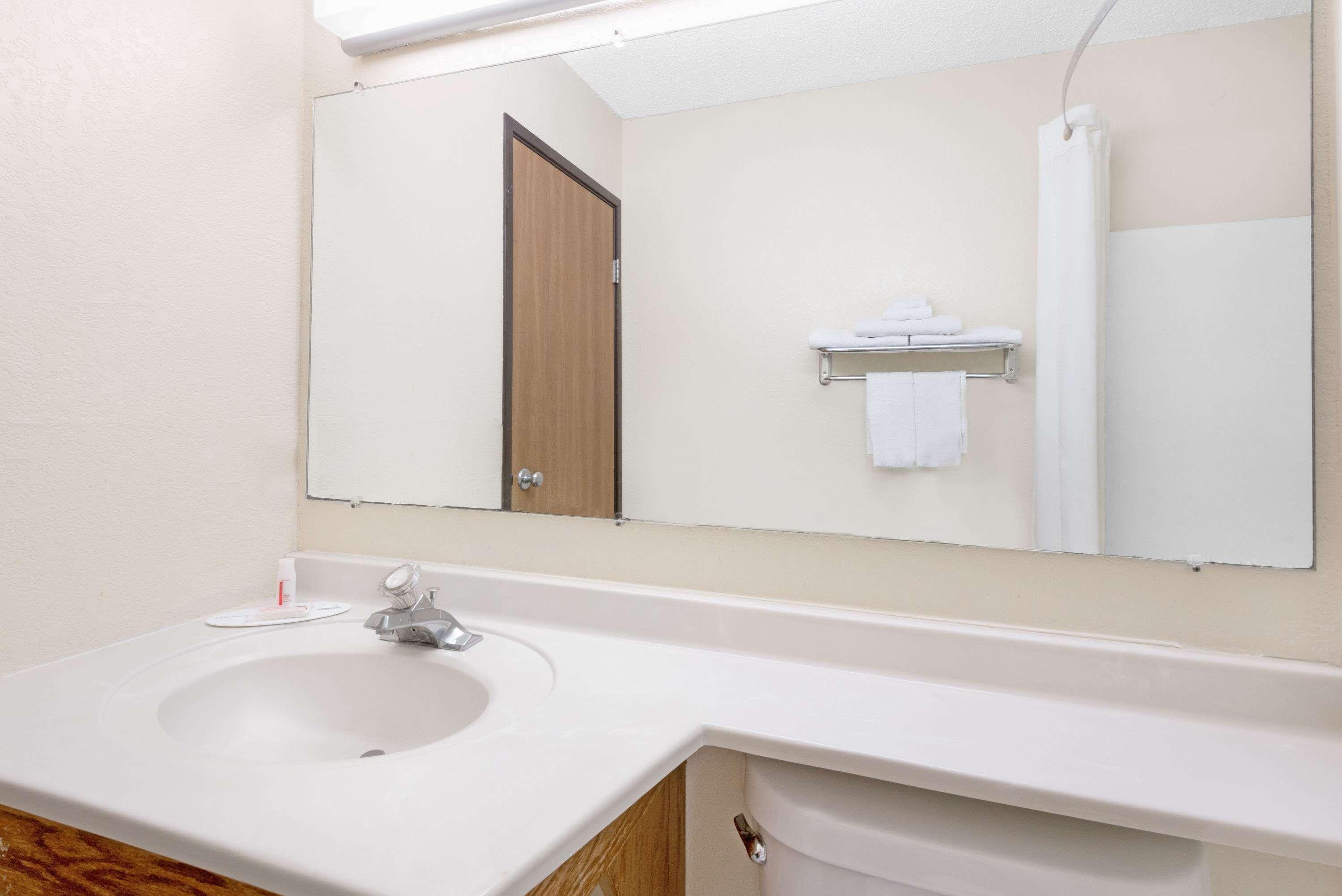 Super 8 By Wyndham Kent/Akron Area Buitenkant foto