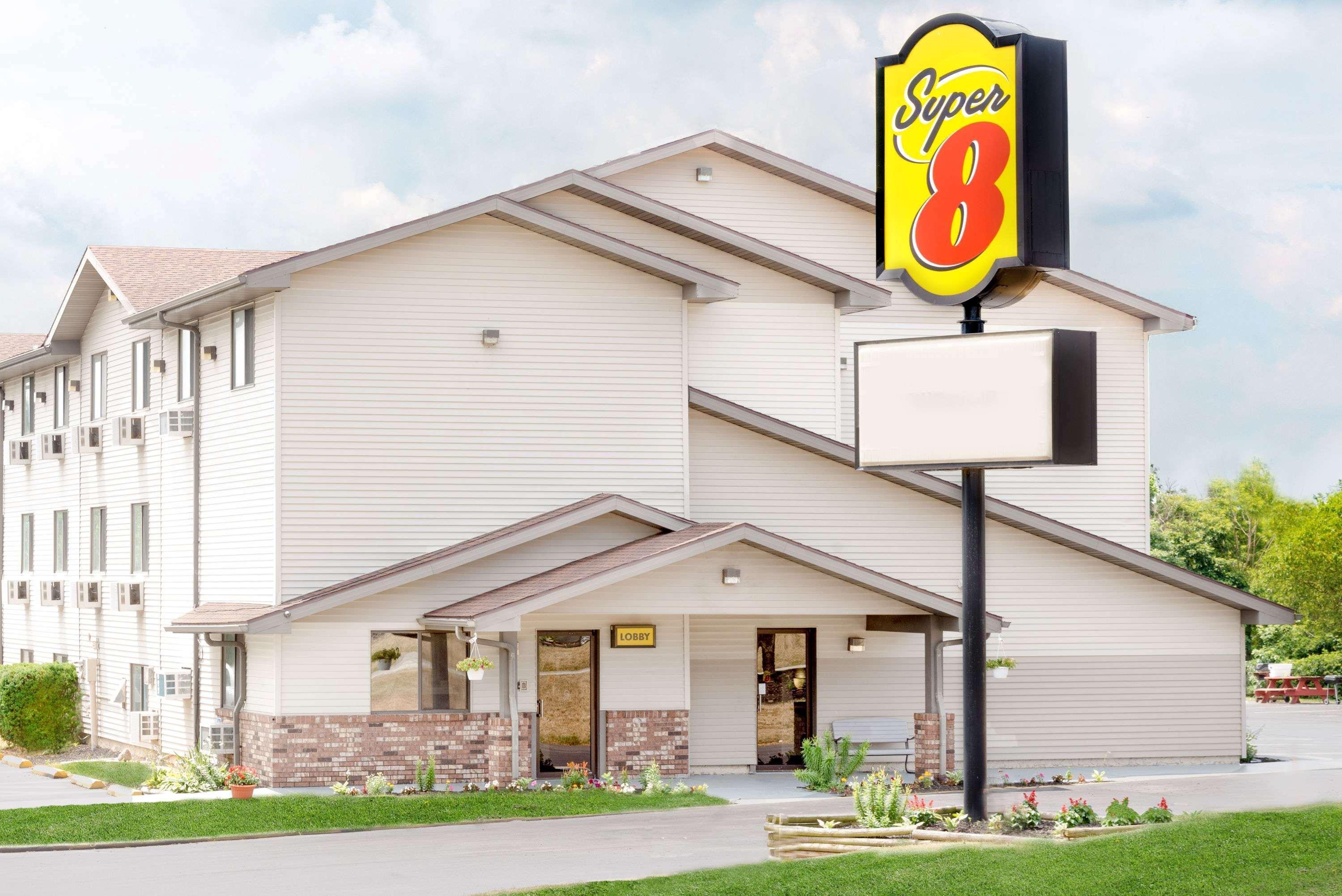 Super 8 By Wyndham Kent/Akron Area Buitenkant foto