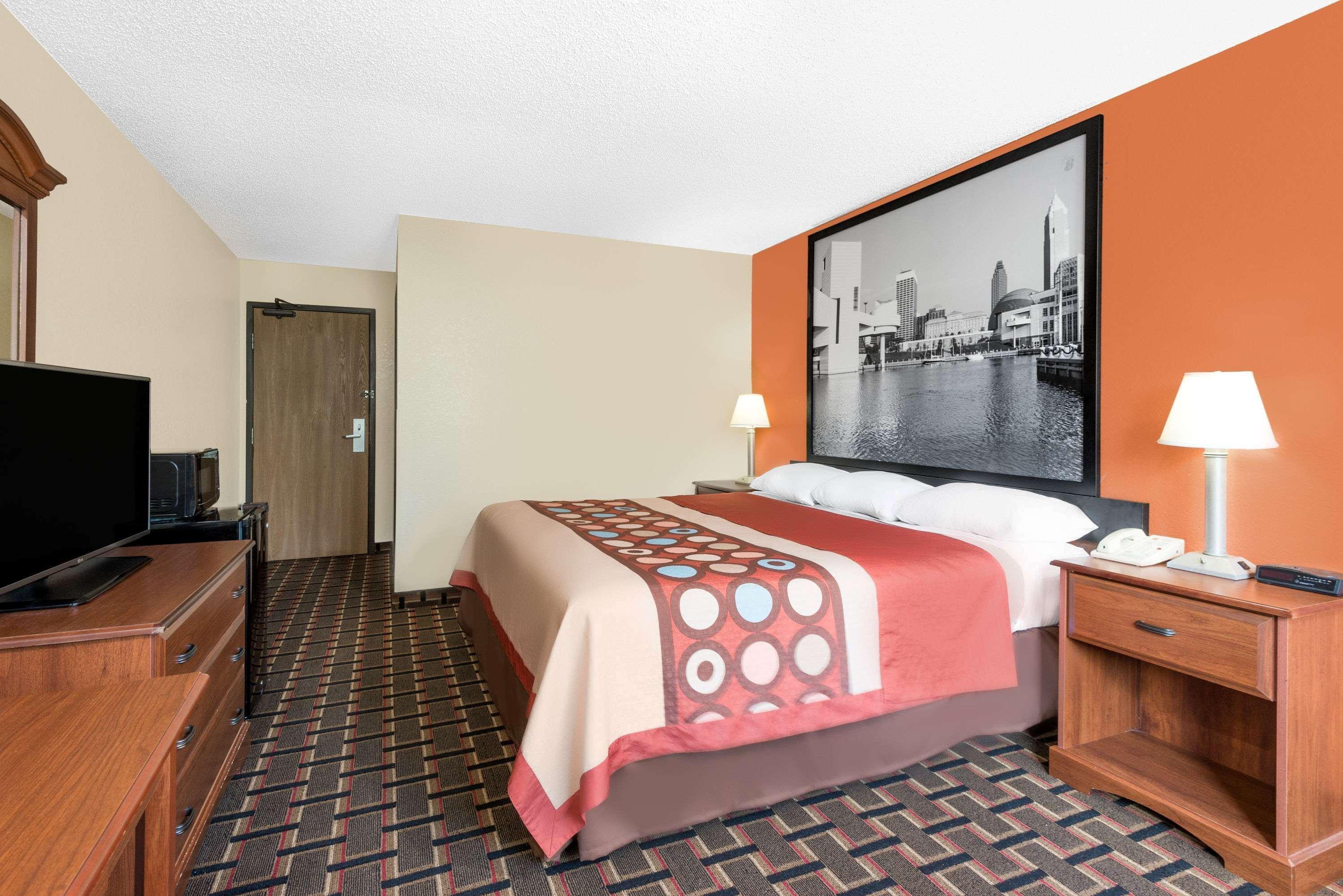 Super 8 By Wyndham Kent/Akron Area Buitenkant foto