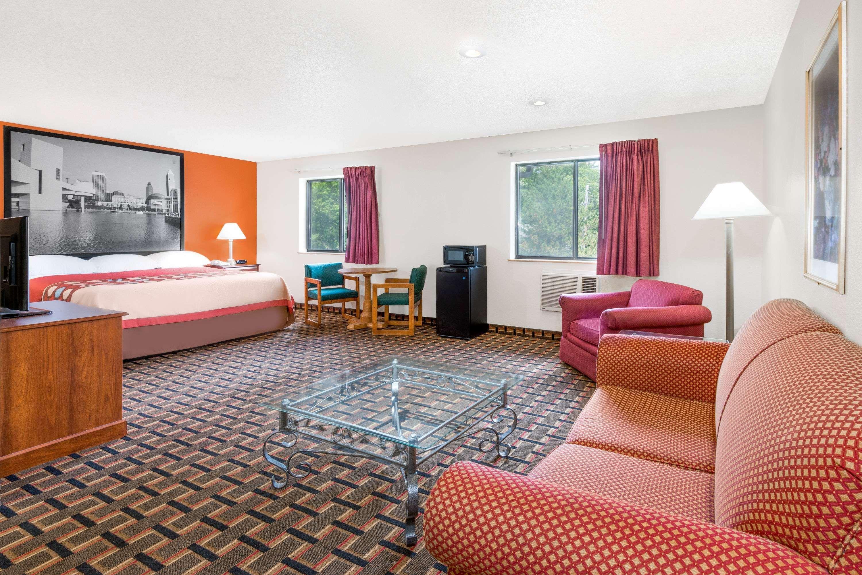 Super 8 By Wyndham Kent/Akron Area Buitenkant foto
