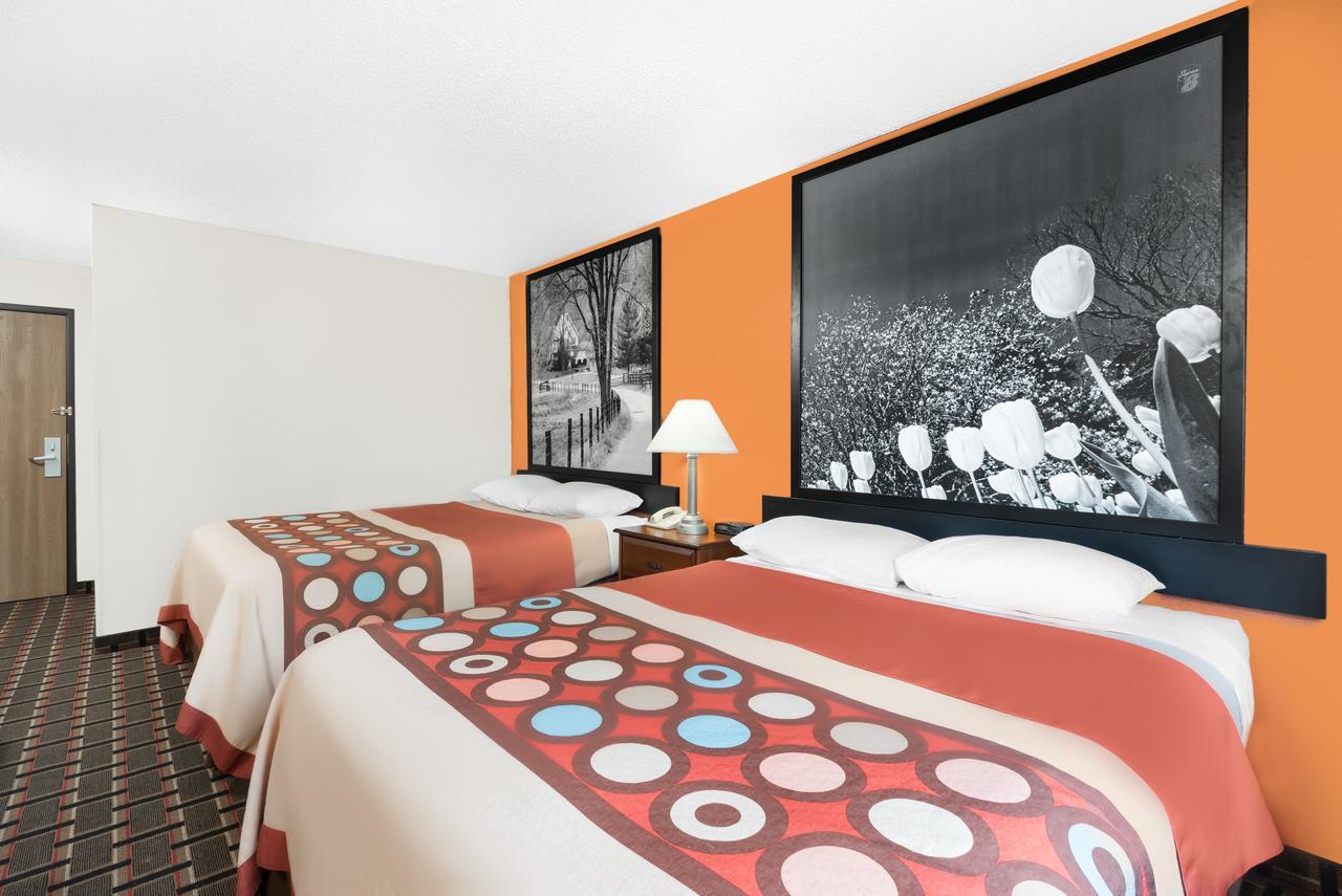 Super 8 By Wyndham Kent/Akron Area Buitenkant foto