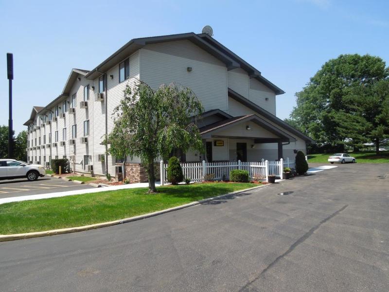 Super 8 By Wyndham Kent/Akron Area Buitenkant foto