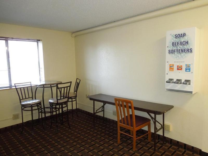 Super 8 By Wyndham Kent/Akron Area Buitenkant foto