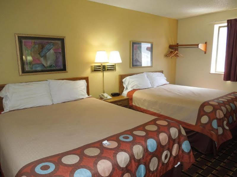 Super 8 By Wyndham Kent/Akron Area Buitenkant foto