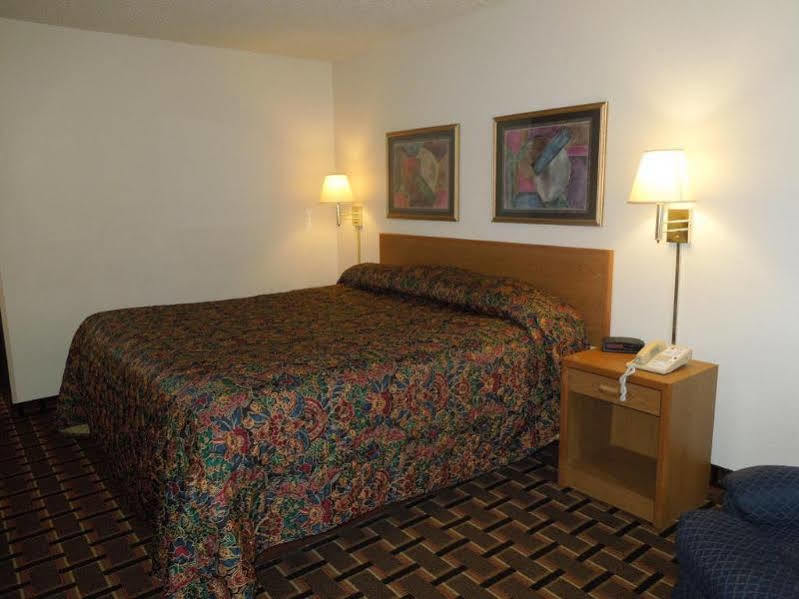 Super 8 By Wyndham Kent/Akron Area Buitenkant foto