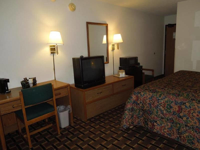 Super 8 By Wyndham Kent/Akron Area Buitenkant foto