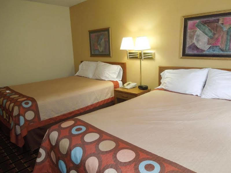 Super 8 By Wyndham Kent/Akron Area Buitenkant foto