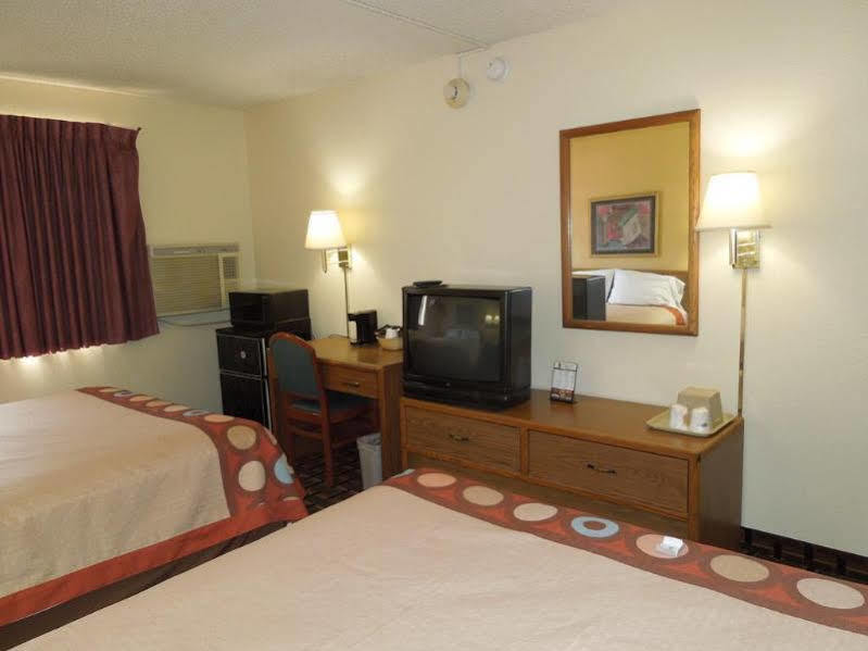 Super 8 By Wyndham Kent/Akron Area Buitenkant foto